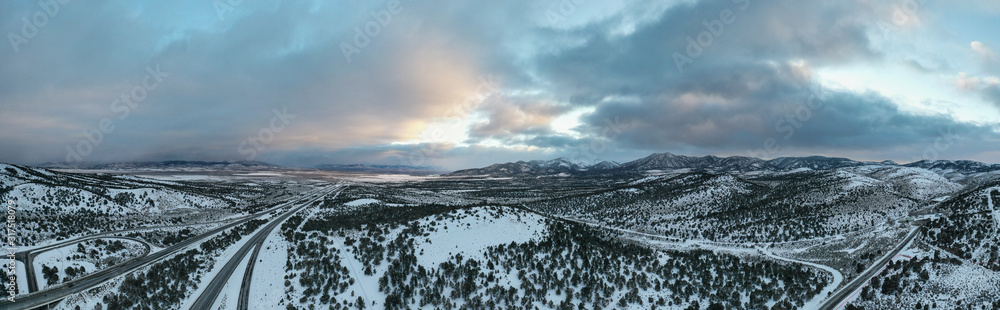 Vue aérienne panoramique de la région enneigée de Wells, dans le Nevada. - obrazy, fototapety, plakaty 