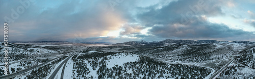 Vue aérienne panoramique de la région enneigée de Wells, dans le Nevada. photo