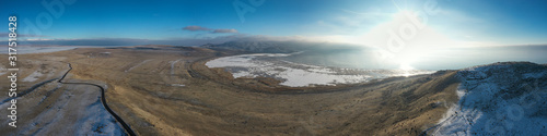 Fototapeta Naklejka Na Ścianę i Meble -  Vue aérienne panoramique de Antelope Island state park enneigé, à Salt Lake City.