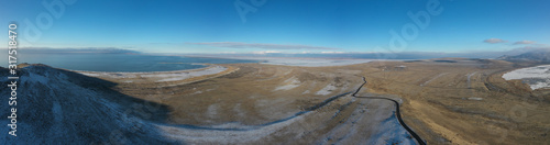 Vue a  rienne panoramique de Antelope Island state park enneig       Salt Lake City.