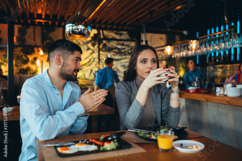 Foto couple arguing in restaurant while having lunch