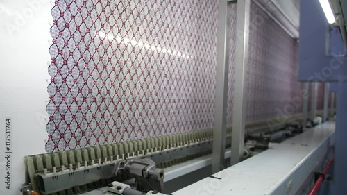 Industrielle Webmaschine im Einsatz in einer Produktion von textilen Stoffen in China photo