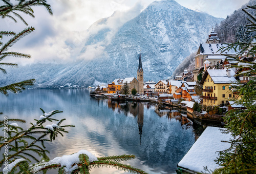 Blick auf das idyllische Dorf Hallstatt am See mit frischem Schnee in der Winterzeit, Alpen, Österreich