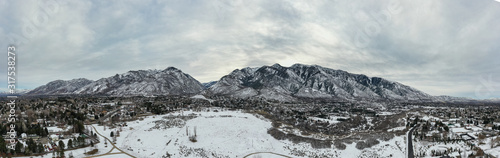 Vue a  rienne panoramique des twin peaks enneig  s     Salt Lake City.
