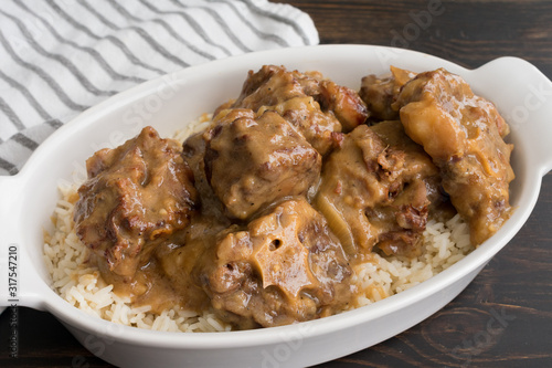 Tableau sur toile Southern Smothered Oxtails: Traditional Southern beef oxtails smothered in onion