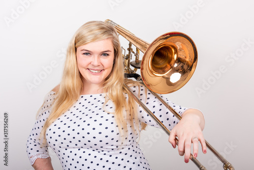 Canvastavla Porträt einer jungen Posaunistin eines Philharmonischen Orchesters mit ihrem Ins
