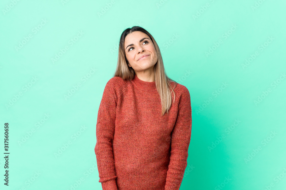 Fototapeta premium Young caucasian woman isolated dreaming of achieving goals and purposes