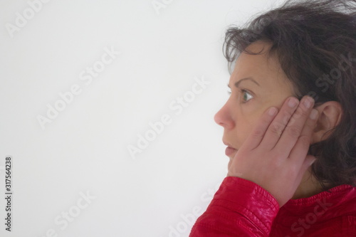 Foto woman is scared of sudden hearing loss.