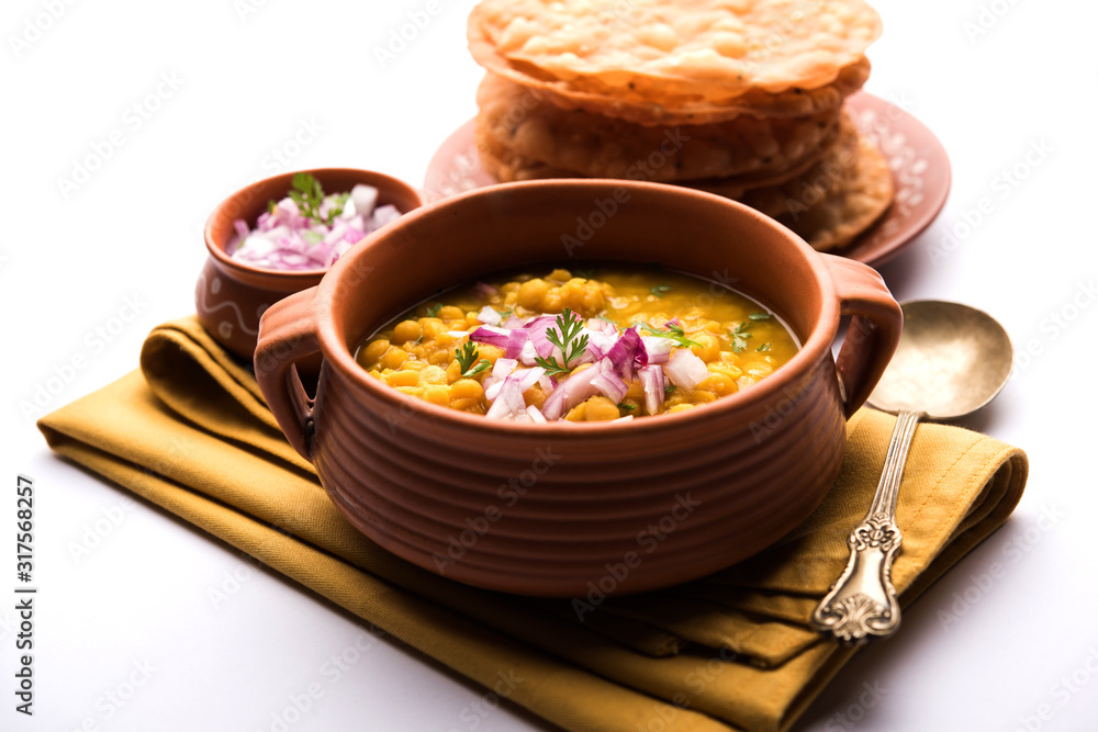Dal pakwan is an authentic Sindhi breakfast. It is a combination of deepfried, crisp and unpuffed Maida puris served with Daal made using chana or split chickpea. selective focus Dal pakwan is an authentic Sindhi breakfast. It is a combination of deepfried, crisp and unpuffed Maida puris served with Daal made using chana or split chickpea. selective focus