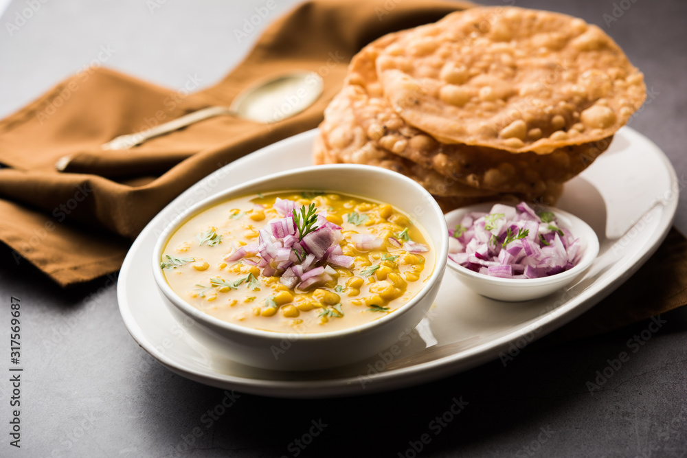 Dal pakwan is an authentic Sindhi breakfast. It is a combination of deepfried, crisp and unpuffed Maida puris served with Daal made using chana or split chickpea. selective focus Dal pakwan is an authentic Sindhi breakfast. It is a combination of deepfried, crisp and unpuffed Maida puris served with Daal made using chana or split chickpea. selective focus