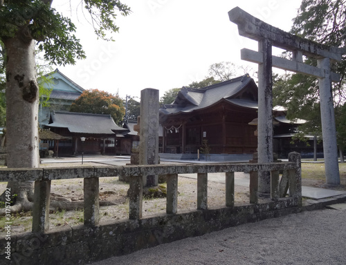 Torii vor Tempelanlage in der Stadt