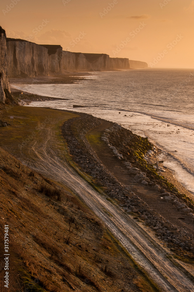 Les falaises picardes vues depuis Ault au crépuscule Les falaises picardes vues depuis Ault au crépuscule