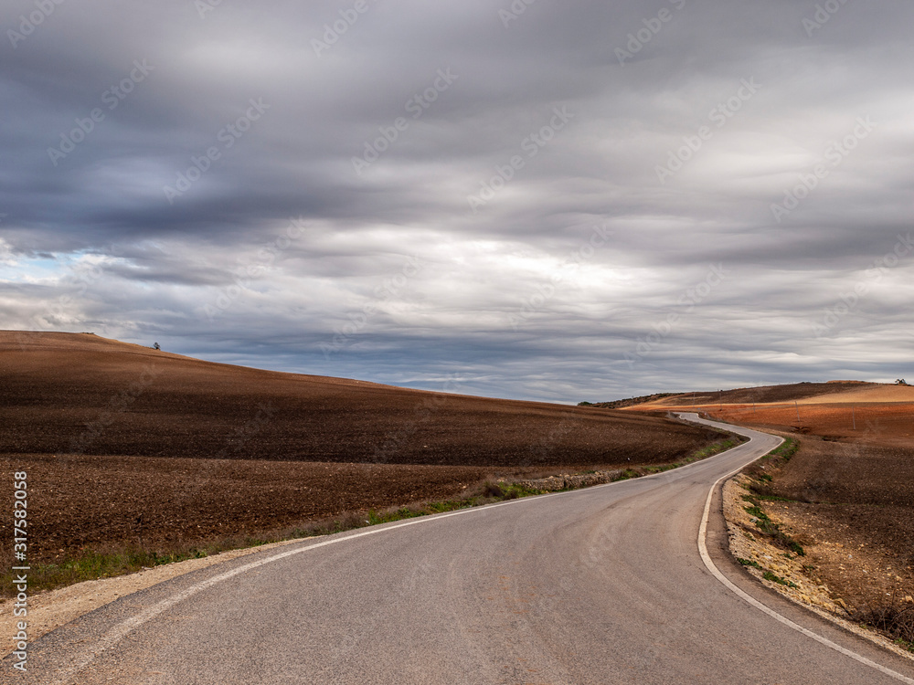Fototapeta premium Carretera solitaria de montaña en Cadiz