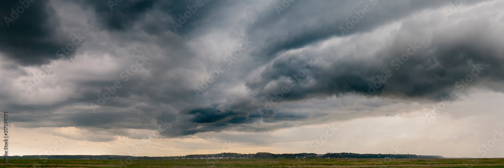Saint-Valery (Baie de Somme) sous un ciel d'orage Saint-Valery (Baie de Somme) sous un ciel d'orage