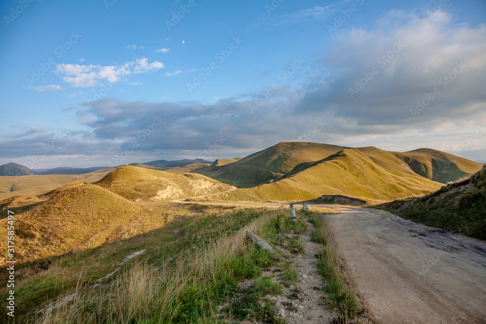 Obraz premium Empty road in mountain landscape