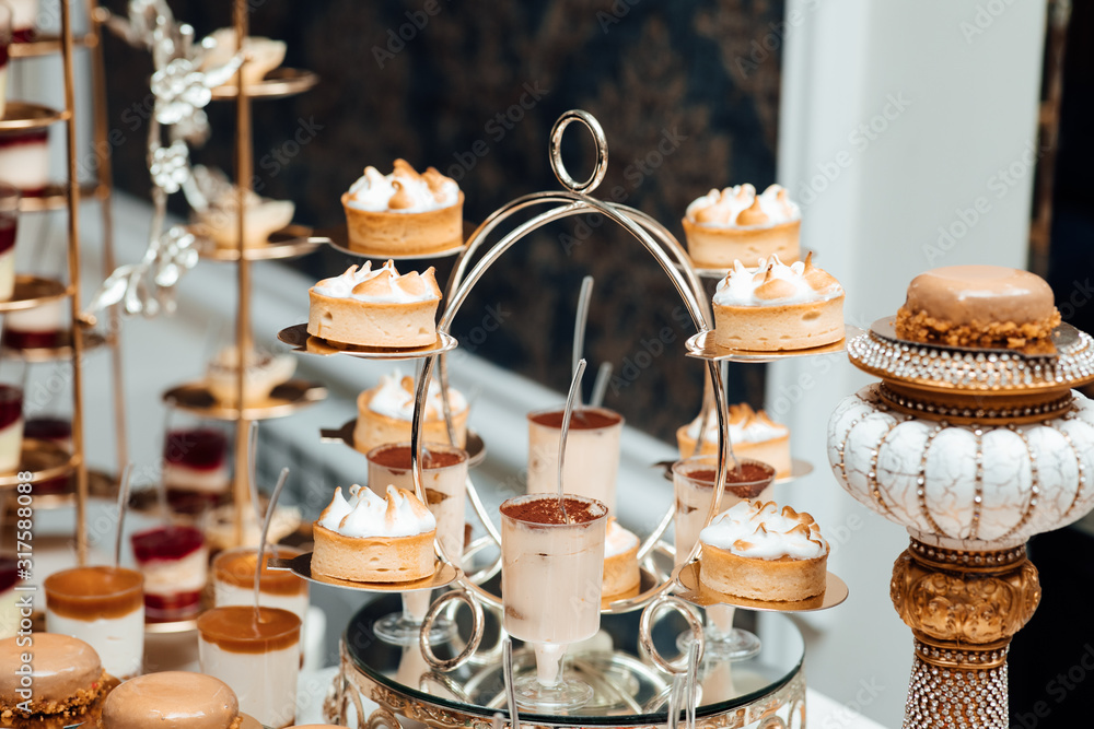 Naklejka premium Candy bar with sweets and cakes. Delicious sweet buffet with cupcakes. Sweet holiday buffet with cupcakes. Food and snack Decoration setting for party or celebration event.