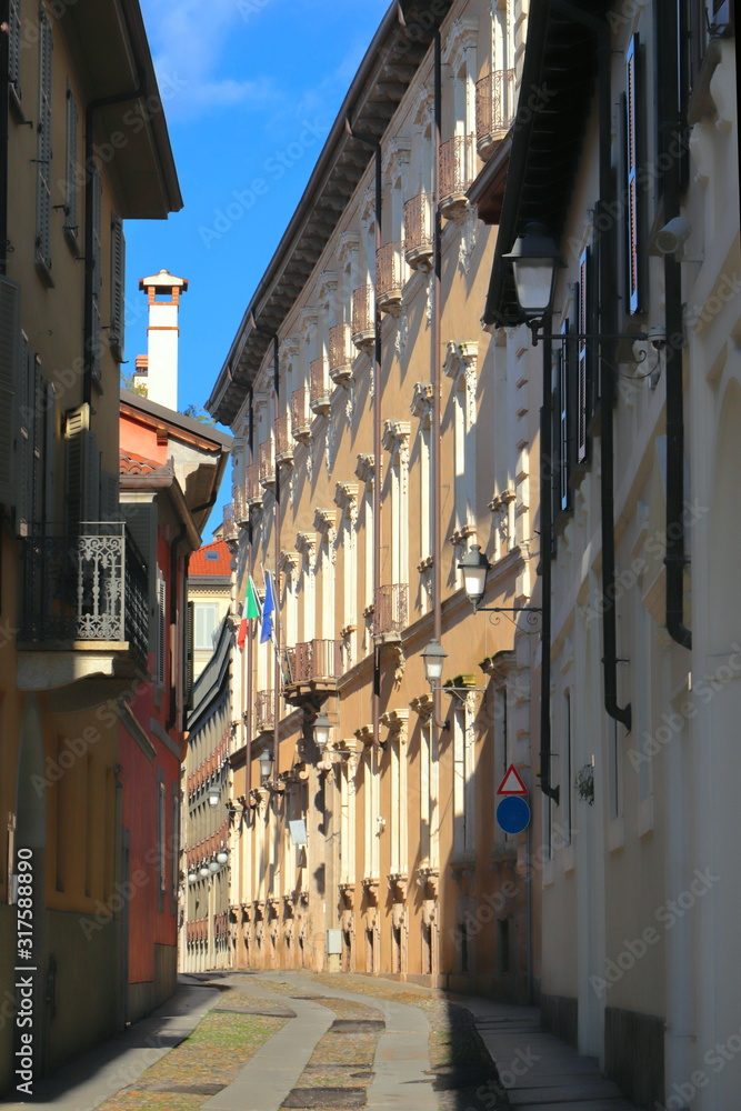 Fototapeta premium paesaggio urbano a novara in italia