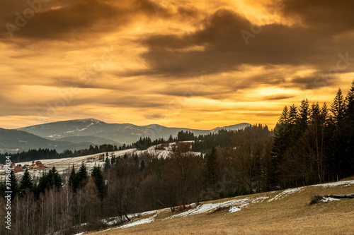 Fototapeta Naklejka Na Ścianę i Meble -  Beskidzki krajobraz z widokiem na Pilsko