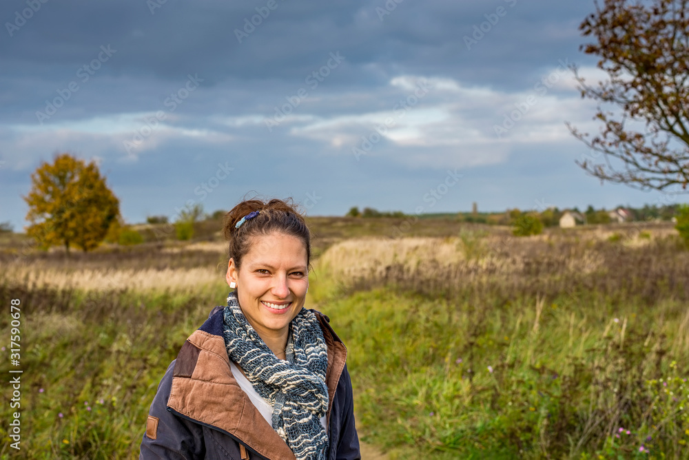 fröhliche junge Frau fröhliche junge Frau