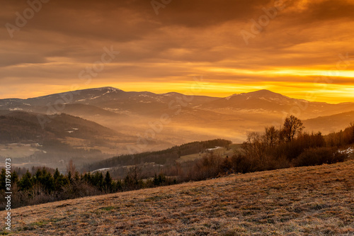 Fototapeta Naklejka Na Ścianę i Meble -  Widok na Beskid Śląski z pasma Pewelskiego w Beskidzie Makowskim. W kadrze znajduje się między innymi Pilsko