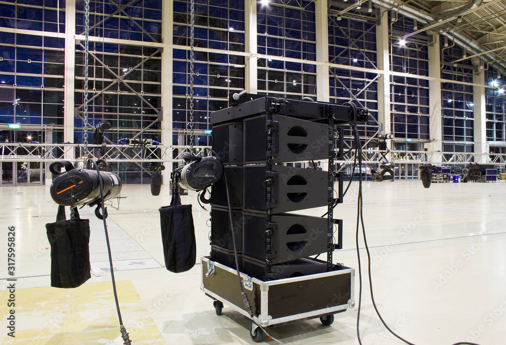 Chain hoists for lifting of line array sound speakers. Installation of