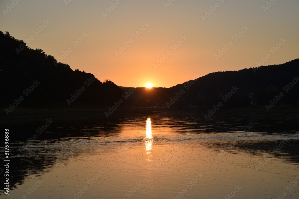 Wschód słońca nad rzeką