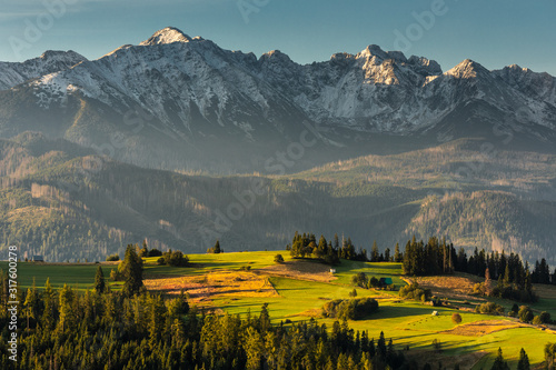 Fototapeta Naklejka Na Ścianę i Meble -  Autumn in Spisz in Poland and Slovakia with view to Tatra Mountains 