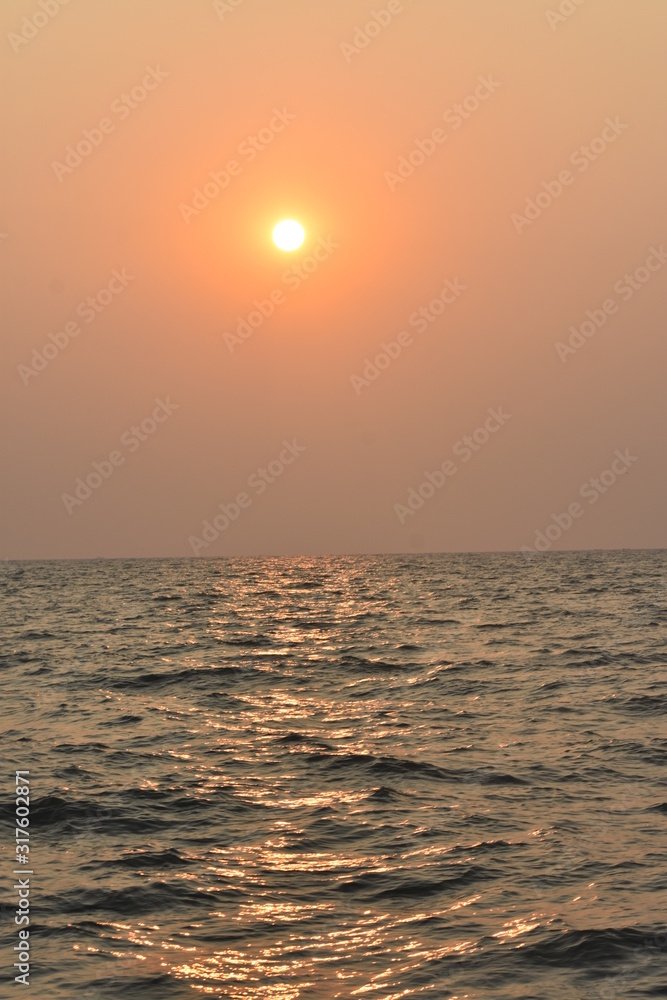 Obraz premium Sunset in Arab Sea
