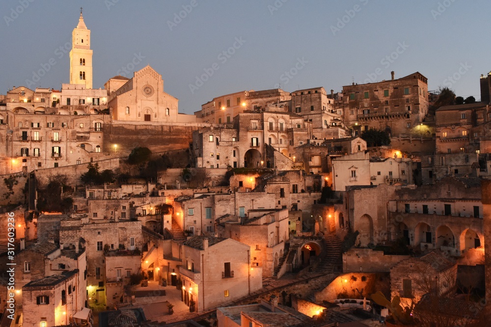Fototapeta premium Matera - Sasso Barisano e Cattedrale al tramonto