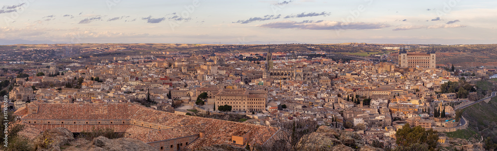 Panorámica de Toledo en el mirador del valle durante el atardecer