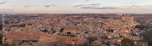Panorámica de Toledo en el mirador del valle durante el atardecer © jorgeas