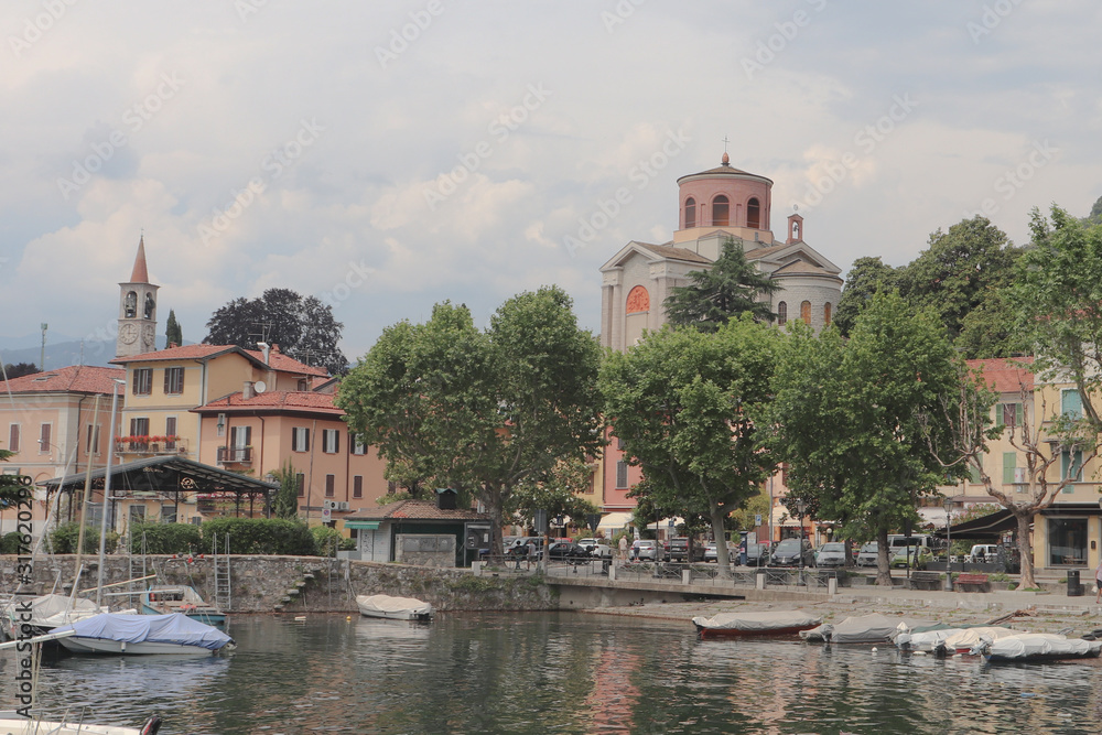 Italie - Lombardie - Les deux églises de Laveno et le port