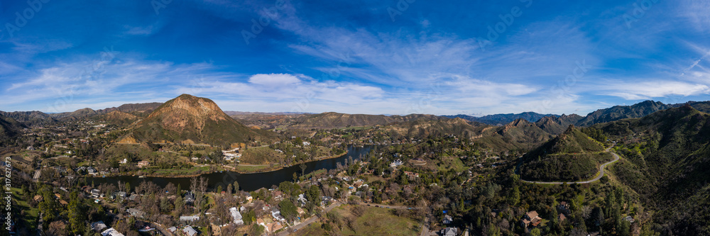 Vue aérienne panoramique de Malibu Lake, et du mont Paramount, à coté de Los Angeles, Californie