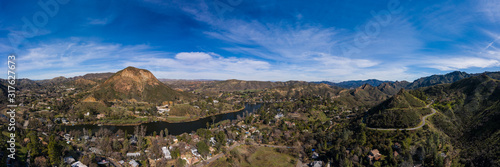 Vue aérienne panoramique de Malibu Lake, et du mont Paramount, à coté de Los Angeles, Californie