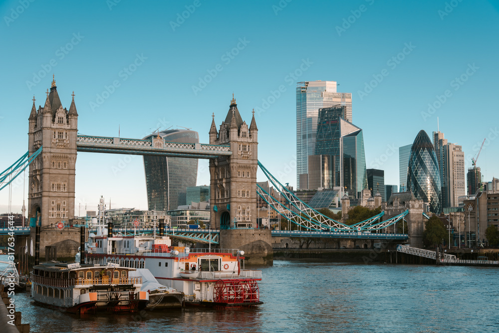 Obraz premium Widok na Tower Bridge i City of London z molo Butlers Wharf