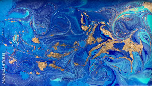 Fototapeta Marmurkowaty błękitny i złocisty abstrakcjonistyczny tło. Płynny wzór marmuru.