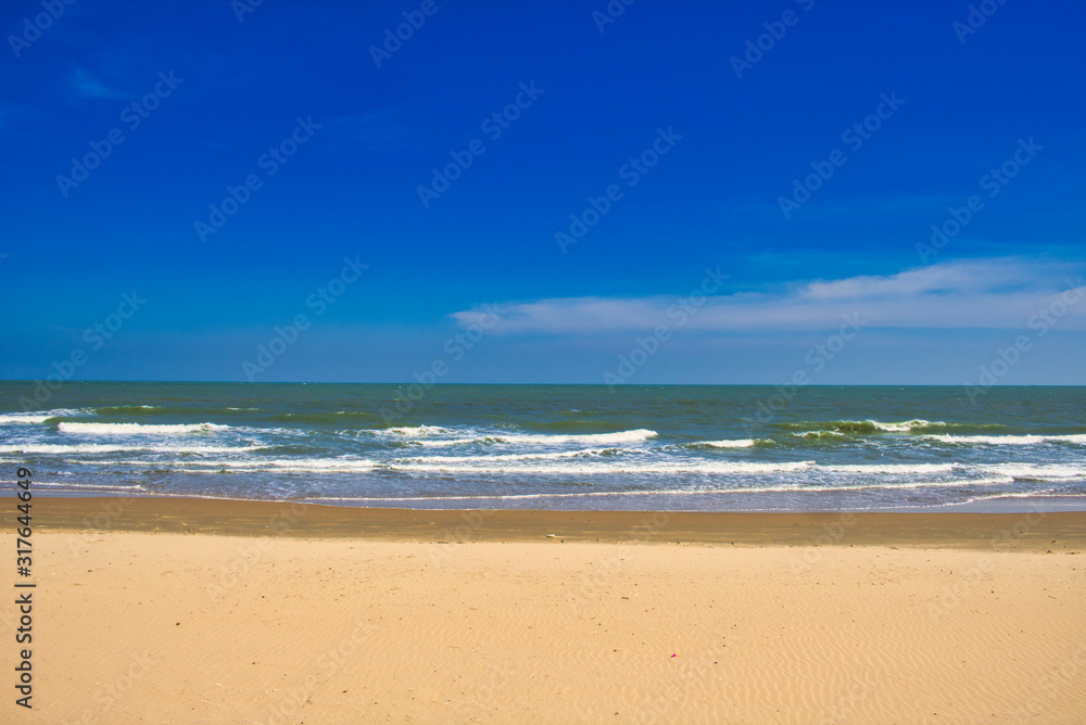 This unique photo shows the beautiful beach of Thailand with a wavy sea and blue sky!