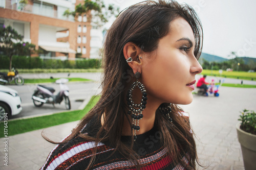Retrato de perfil do rosto de uma bela mulher na cidade