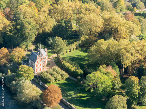 vue aérienne du château de l'Oseraie à l'automne aux Mureaux dans les Yvelines en France