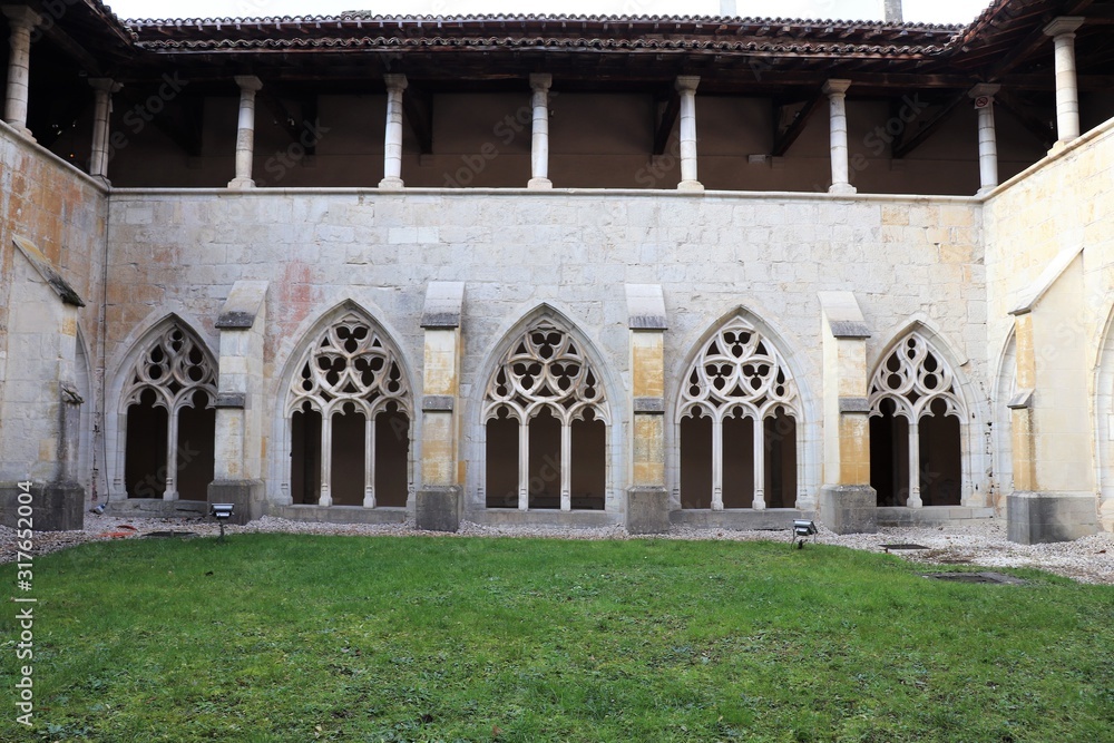 Cloître de l'abbaye de Ambronay - Département de l'Ain - Région Rhône Alpes - France - Construit au 8 ème siècle