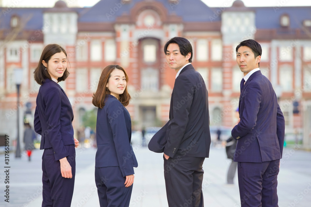 ビジネスシーン・4人のチーム