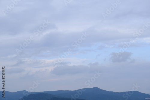 山脈と厚い雲の大空 © v_0_0_v