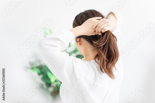 髪を縛る女性 photo