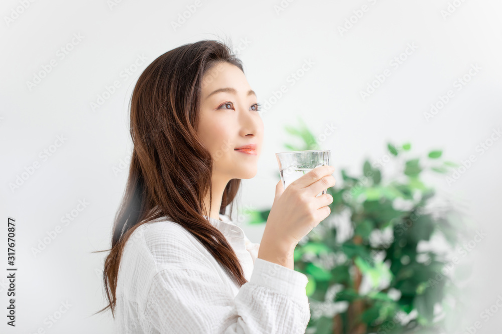 水を飲む女性