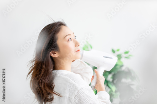 Plakat w ramie ドライヤーを使う女性