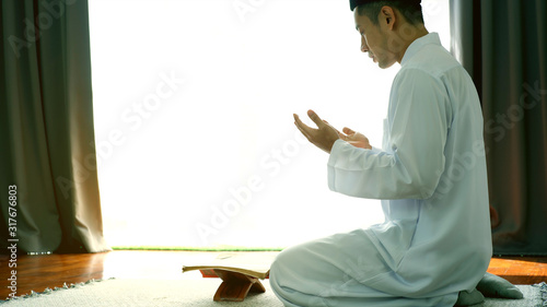 Obraz na płótnie Portrait of an Asian Muslim man woman reciting Surah Al-Fatiha passage of the Qu