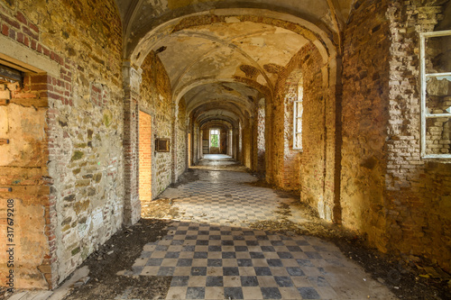 Couloir vide d'un vieux prieuré style baroque avec des voûtes