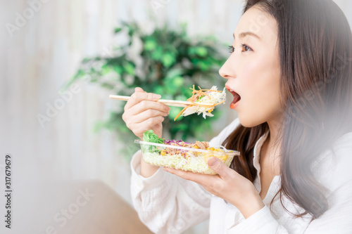 サラダを食べる女性
