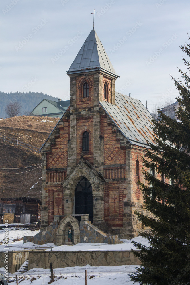 Obraz premium Church of the Assumption of the Blessed Virgin Mary in Vorokhta village in winter. Ukraine. Carpathians.