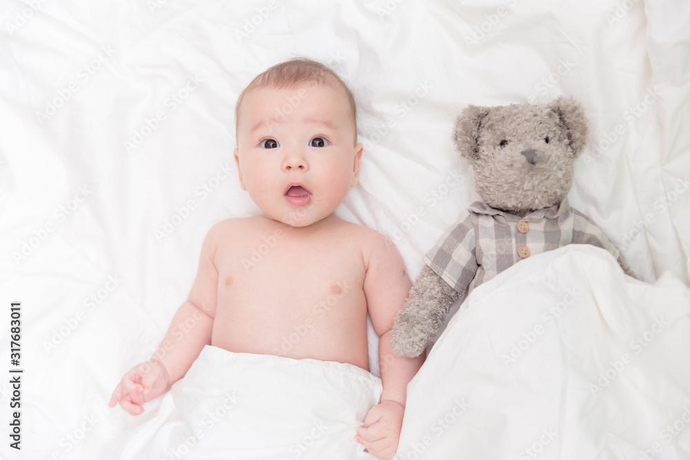 bébé métis garçon deux mois franco chinois Stock Photo | Adobe Stock